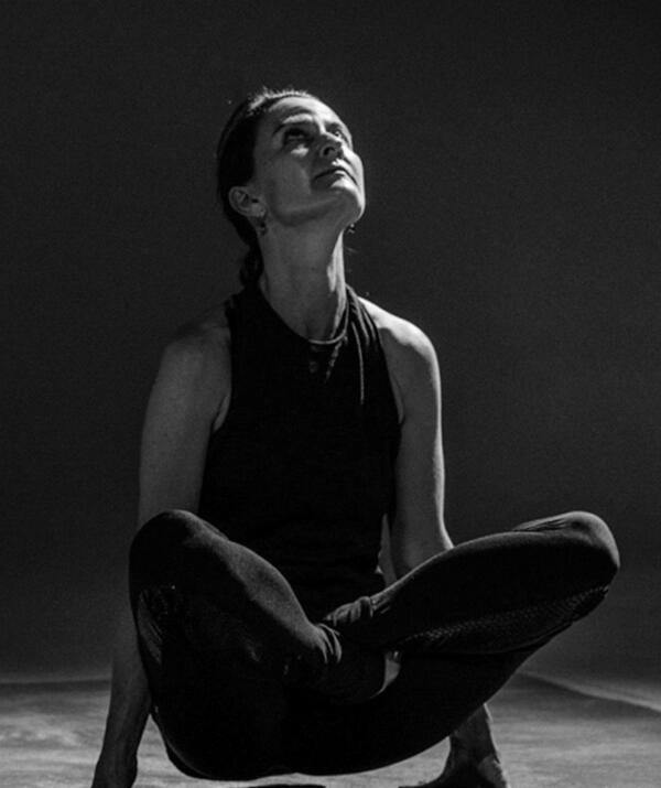 tolasana_mono